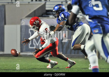 30 octobre 2010 - Memphis, Tennessee, United States of America - Houston Cougars quarterback Terrance Broadway (10) rushes pour un fumble essayant de battre des Memphis Tigers attaquer défensive Corey Jones (94) au cours de la NCAA match de saison régulière entre les Cougars de Houston à Memphis Tigers au Liberty Bowl Memorial Stadium. La défaite des Cougars de Houston U Memphis 56-17 final. (Ima Crédit Banque D'Images