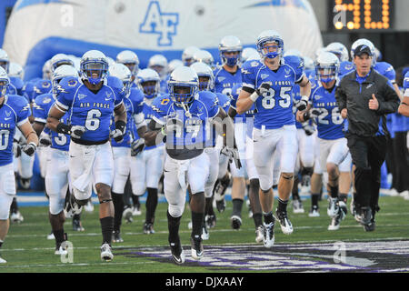 30 octobre 2010 - Colorado Springs, Colorado, États-Unis d'Amérique - Air Force entre dans le stade de l'Armée de l'air dirigé par Jon Davis évoluait faucons (6), Air Force Falcons d'Aser Clark (17), Air Force Falcons receveur Zach Kauth (85) et entraîneur-chef Troy Calhoun avant la # 7 classé Utah Utes défait l'Air Force Academy Falcons 28-23 au stade de Falcon. (Crédit de droit Banque D'Images