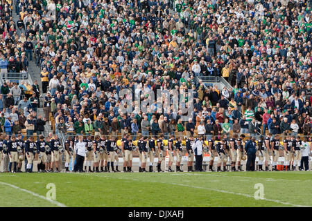 30 octobre, 2010 - South Bend, Indiana, États-Unis d'Amérique - un moment de silence pour l'équipe de football vidéographe Declan Sullivan qui a perdu la vie à l'entraînement cette semaine. Le Tulsa Golden Hurricane défait les Notre Dame Fighting Irish 28-27 en match au stade Notre-dame à South Bend, Indiana. (Crédit Image : © John Mersits/ZUMApress.com) Southcreek/mondial Banque D'Images