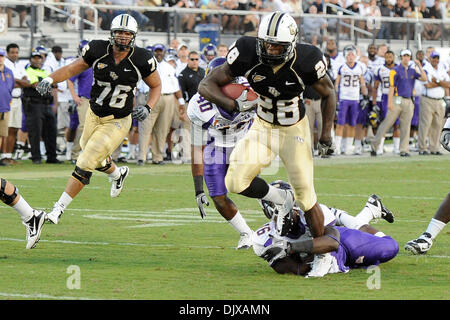 30 octobre 2010 - Orlando, Floride, États-Unis d'Amérique - UCF Knights d'utiliser de nouveau Latavius Murray (28) s'introduit dans l'endzone pour un touché pendant le jeu entre les deux rivaux conférence invaincu en CUSA jouer au stade Brighthouse, à Orlando en Floride. UCF défait 49-35 ECU (crédit Image : © Brad Barr/ZUMApress.com) Southcreek/mondial Banque D'Images