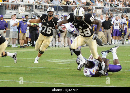 30 octobre 2010 - Orlando, Floride, États-Unis d'Amérique - UCF Knights d'utiliser de nouveau Latavius Murray (28) s'introduit dans l'endzone pour un touché pendant le jeu entre les deux rivaux conférence invaincu en CUSA jouer au stade Brighthouse, à Orlando en Floride. UCF défait 49-35 ECU (crédit Image : © Brad Barr/ZUMApress.com) Southcreek/mondial Banque D'Images