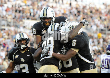 30 octobre 2010 - Orlando, Floride, États-Unis d'Amérique - UCF Knights d'utiliser de nouveau Latavius Murray (28) est attaqué dans le endzone après son atterrissage au cours du match entre les deux rivaux conférence invaincu en CUSA jouer au stade Brighthouse, à Orlando en Floride. UCF défait 49-35 ECU (crédit Image : © Brad Barr/ZUMApress.com) Southcreek/mondial Banque D'Images