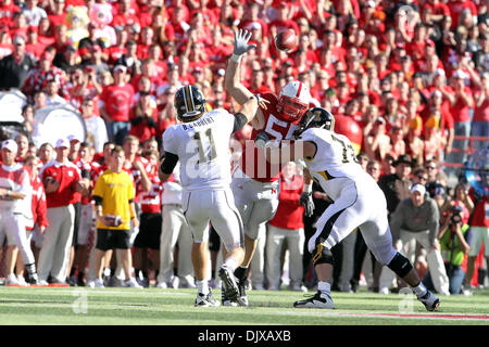 30 octobre 2010 - Lincoln, Nebraska, United States of America - Nebraska attaquer Baker Steinkuhler défensive (# 55) cherche à obtenir une main sur une passe par le Missouri quarterback Blaine Gabbert (# 11) dans la première moitié. N° 14 n° 7 Missouri Nebraska mène 24-7 à la mi-temps à la Memorial Stadium à Lincoln, Nebraska. (Crédit Image : © Michelle Bishop/ZUMApress.com) Southcreek/mondial Banque D'Images