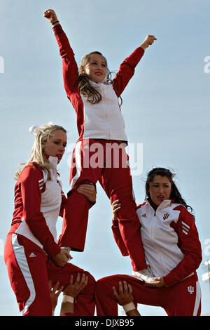 30 octobre 2010 - Bloomington, Indiana, États-Unis d'Amérique - Indiana cheerleaders debout pendant les activités d'avant-match. Le nord-ouest de l'Indiana défait 20-17 dans le jeu à la Memorial Stadium à Bloomington, Indiana. (Crédit Image : © Dan Cavallini/global/ZUMApress.com) Southcreek Banque D'Images