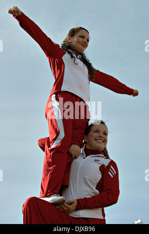 30 octobre 2010 - Bloomington, Indiana, États-Unis d'Amérique - Indiana cheerleaders debout pendant les activités d'avant-match. Le nord-ouest de l'Indiana défait 20-17 dans le jeu à la Memorial Stadium à Bloomington, Indiana. (Crédit Image : © Dan Cavallini/global/ZUMApress.com) Southcreek Banque D'Images