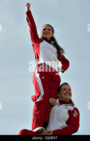 30 octobre 2010 - Bloomington, Indiana, États-Unis d'Amérique - Indiana cheerleaders debout pendant les activités d'avant-match. Le nord-ouest de l'Indiana défait 20-17 dans le jeu à la Memorial Stadium à Bloomington, Indiana. (Crédit Image : © Dan Cavallini/global/ZUMApress.com) Southcreek Banque D'Images