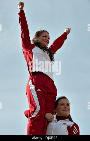 30 octobre 2010 - Bloomington, Indiana, États-Unis d'Amérique - Indiana cheerleaders debout pendant les activités d'avant-match. Le nord-ouest de l'Indiana défait 20-17 dans le jeu à la Memorial Stadium à Bloomington, Indiana. (Crédit Image : © Dan Cavallini/global/ZUMApress.com) Southcreek Banque D'Images