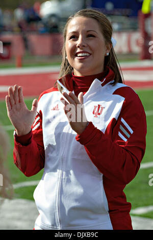 30 octobre 2010 - Bloomington, Indiana, États-Unis d'Amérique - Indiana cheerleaders bénéficiant d'un moment avant de kickoff. Le nord-ouest de l'Indiana défait 20-17 dans le jeu à la Memorial Stadium à Bloomington, Indiana. (Crédit Image : © Dan Cavallini/global/ZUMApress.com) Southcreek Banque D'Images