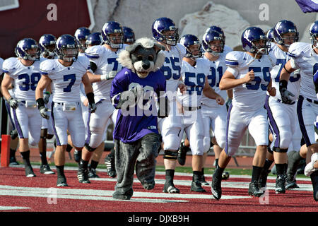 30 octobre 2010 - Bloomington, Indiana, États-Unis d'Amérique - Nord-ouest de mascot ''Willie'' entraîne les joueurs au début du jeu. Le nord-ouest de l'Indiana défait 20-17 dans le jeu à la Memorial Stadium à Bloomington, Indiana. (Crédit Image : © Dan Cavallini/global/ZUMApress.com) Southcreek Banque D'Images