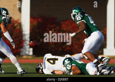 30 octobre 2010 - Ypsilanti, Ohio, États-Unis d'Amérique - Toledo (CSKA Moscou Austin Dantin (# 4) la toux la balle après avoir pris une durement touchés par l'Eastern Michigan linebacker Marcus anglais (# 42) en tant que joueur de ligne défensive Andy Mulumba (# 49) montres la balle squirt loin au premier trimestre de l'action de jeu. Dantin blessé son épaule sur le jeu et et n'est pas revenu à l'action. Tol Banque D'Images