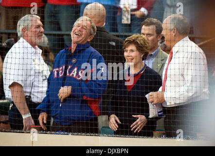 30 octobre 2010 - Arlington, TX, États-Unis - l'ancien président George W. Bush, Laura Bush partager rire avec Nolan Ryan avant le début match trois des World Series entre les Giants de San Francisco et les Texas Rangers au Rangers Ballpark in Arlington, 30 octobre 2010 à Arlington, Texas. (Crédit Image : © Sacramento Bee/ZUMApress.com) Banque D'Images