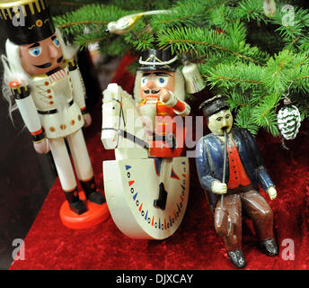 Klessen, Allemagne. 27 nov., 2013. Un homme fumeur sculpté du début du xxe siècle et le cassenoix d les années 1980, une partie de l'exposition de Noël au musée du jouet à Klessen, Allemagne, 27 novembre 2013. Le musée du jouet dans le Havelland est ouvert à partir du 01 décembre jusqu'au 22 décembre. Photo : Bernd Settnik/dpa/Alamy Live News Banque D'Images