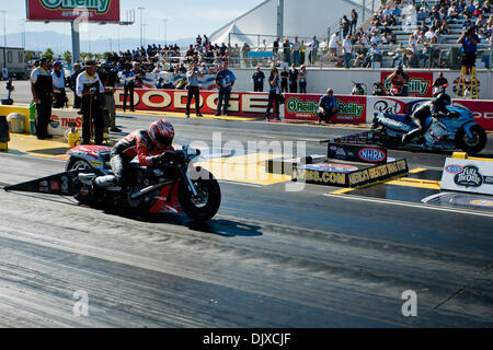 31 octobre 2010 - Las Vegas, Nevada, United States of America - Andrew Hines, école la Screamin' Eagle Harley-Davidson Vance & Hines Pro Stock Motorcycle, participant à certains anciens action ronde de la 10e édition de la NHRA Las Vegas ressortissants étrangers détenus sur le Strip à Las Vegas Motor Speedway, Las Vegas, Nevada. (Crédit Image : © Matt Gdowski/ZUMApress.com) Southcreek/mondial Banque D'Images