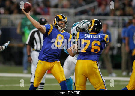 31 octobre 2010 - Saint Louis, Missouri, United States of America - Saint Louis Rams quart-arrière Sam Bradford (8) passe le ballon lors d'un match entre le Saint Louis Rams et les Panthers à l'Edward Jones Dome à Saint Louis, Missouri. Les Béliers défait Panthers 20-10. (Crédit Image : © Jimmy Simmons/ZUMApress.com) Southcreek/mondial Banque D'Images