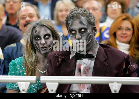 31 octobre 2010 - Saint Louis, Missouri, United States of America - Saint Louis Rams fans lors d'un match entre le Saint Louis Rams et les Panthers à l'Edward Jones Dome à Saint Louis, Missouri. Les Béliers défait Panthers 20-10. (Crédit Image : © Jimmy Simmons/ZUMApress.com) Southcreek/mondial Banque D'Images