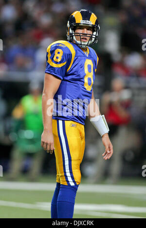 31 octobre 2010 - Saint Louis, Missouri, United States of America - Saint Louis Rams quart-arrière Sam Bradford (8) lors d'un match entre le Saint Louis Rams et les Panthers à l'Edward Jones Dome à Saint Louis, Missouri. Les Béliers défait Panthers 20-10. (Crédit Image : © Jimmy Simmons/ZUMApress.com) Southcreek/mondial Banque D'Images