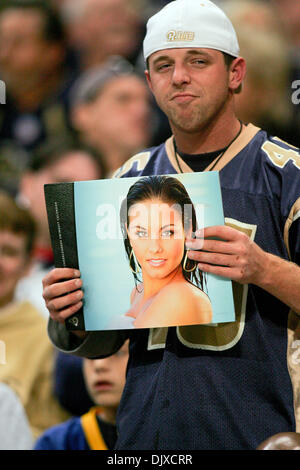 31 octobre 2010 - Saint Louis, Missouri, United States of America - Rams fan lors d'un jeu entre les Saint Louis Rams et les Panthers à l'Edward Jones Dome à Saint Louis, Missouri. Les Béliers défait Panthers 20-10. (Crédit Image : © Jimmy Simmons/ZUMApress.com) Southcreek/mondial Banque D'Images