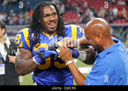 31 octobre 2010 - Saint Louis, Missouri, United States of America - Saint Louis Rams running back Steven Jackson (39) après le match entre le Saint Louis Rams et les Panthers à l'Edward Jones Dome à Saint Louis, Missouri. Les Béliers défait Panthers 20-10. (Crédit Image : © Jimmy Simmons/ZUMApress.com) Southcreek/mondial Banque D'Images