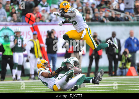 31 octobre 2010 - East Rutherford, New Jersey, United States of America - New York Jets receveur Santonio Holmes (10) est présenté à la nouvelle promenade Meadowlands Stadium à East Rutherford dans le New Jersey Green Bay conduire les Jets 3-0 (Image Crédit : © Brooks von Arx/ZUMApress.com) Southcreek/mondial Banque D'Images