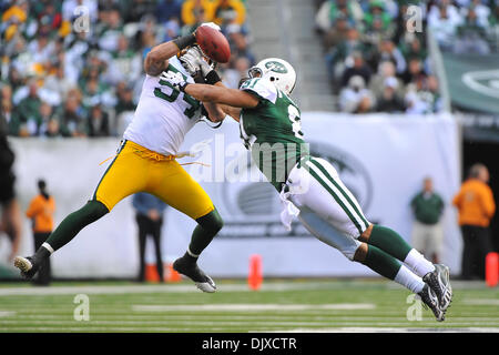31 octobre 2010 - East Rutherford, New Jersey, United States of America - Green Bay Packers linebacker Brandon Chillar (54) brise la passer à New York Jets tight end Dustin Keller (81) au New Meadowlands Stadium à East Rutherford dans le New Jersey Green Bay bat New York Jets (9-0 Image Crédit : © Brooks von Arx/ZUMApress.com) Southcreek/mondial Banque D'Images