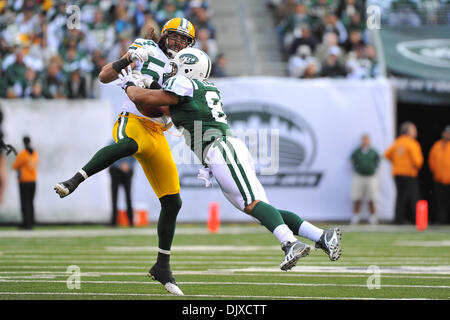 31 octobre 2010 - East Rutherford, New Jersey, United States of America - Green Bay Packers linebacker Brandon Chillar (54) casse d'un laissez-passer pour New York Jets tight end Dustin Keller (81) au New Meadowlands Stadium à East Rutherford dans le New Jersey Green Bay bat New York Jets (9-0 Image Crédit : © Brooks von Arx/ZUMApress.com) Southcreek/mondial Banque D'Images