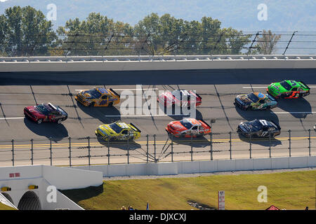 31 octobre 2010 - Talladega, Talladega, United States of America - Carl Edwards , conducteur de métro la Ford (99), Joey Logano , conducteur de la Toyota Home Depot (20), Tony Stewart , conducteur de l'Office Depot/Old Spice Chevrolet (14), et d'autres suivent le rythme en voiture tourner deux au cours de l'Amp Energy 500 Jus à Talladega Superspeedway à Talladega en Alabama. (Crédit Image : © Ma Banque D'Images