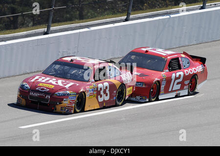 31 octobre 2010 - Talladega, Talladega, United States of America - Brad Keselowski , conducteur de la Penske Racing Dodge (12), équipe avec Clint Bowyer , conducteur de la Toyota BB&T (33), pour un projet d'énergie au cours de l'a 500 de jus à Talladega Superspeedway à Talladega en Alabama. (Crédit Image : © Marty Bingham/global/ZUMApress.com) Southcreek Banque D'Images