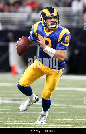 31 octobre 2010 - Saint Louis, Missouri, United States of America - Saint Louis Rams quart-arrière Sam Bradford (8) au cours d'une semaine 8 match entre le Saint Louis Rams et les Panthers à l'Edward Jones Dome à Saint Louis, Missouri. Les Béliers défait les Panthers 20-10. (Crédit Image : © Scott Kane/ZUMApress.com) Southcreek/mondial Banque D'Images