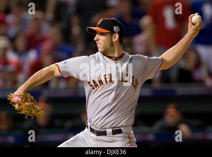 31 octobre 2010 - Arlington, TX, États-Unis - le lanceur partant des Giants de San Francisco Madison Bumgarner (40) emplacements dans la huitième manche dans le jeu 4 de la Série mondiale entre les Giants de San Francisco et les Texas Rangers au Rangers Ballpark in Arlington, le 31 octobre 2010 à Arlington, Texas. (Crédit Image : © Sacramento Bee/ZUMApress.com) Banque D'Images