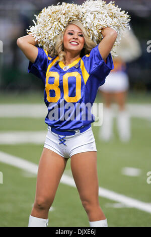 31 octobre 2010 - Saint Louis, Missouri, United States of America - Rams cheerleader pendant un match entre les Saint Louis Rams et les Panthers à l'Edward Jones Dome à Saint Louis, Missouri. Les Béliers défait Panthers 20-10. (Crédit Image : © Jimmy Simmons/ZUMApress.com) Southcreek/mondial Banque D'Images