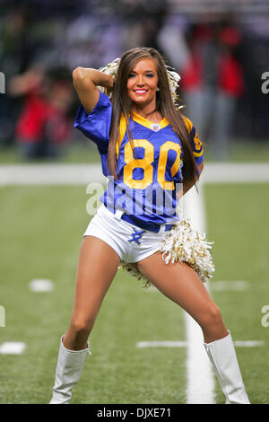 31 octobre 2010 - Saint Louis, Missouri, United States of America - Rams cheerleader pendant un match entre les Saint Louis Rams et les Panthers à l'Edward Jones Dome à Saint Louis, Missouri. Les Béliers défait Panthers 20-10. (Crédit Image : © Jimmy Simmons/ZUMApress.com) Southcreek/mondial Banque D'Images