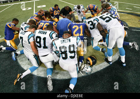 31 octobre 2010 - Saint Louis, Missouri, États-Unis d'Amérique - Les joueurs de la St Louis Rams et les Panthers dites une prière après la fin du jeu dans lequel les Rams défait les Panthers 20-10 à l'Edward Jones Dome à Saint Louis, Missouri. (Crédit Image : © Scott Kane/ZUMApress.com) Southcreek/mondial Banque D'Images