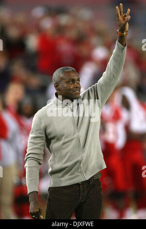 Le 5 novembre 2010 - Houston, Texas, États-Unis d'Amérique - détenteur du record record du monde et UH Alumni Carl Lewis est reconnu au cours de la partie. L'Université de Floride Centrale Knights a défait l'Université de Houston Cougars 40 - 33 au Robertson Stadium à Houston, Texas. (Crédit Image : © Luis Leyva/ZUMApress.com) Southcreek/mondial Banque D'Images