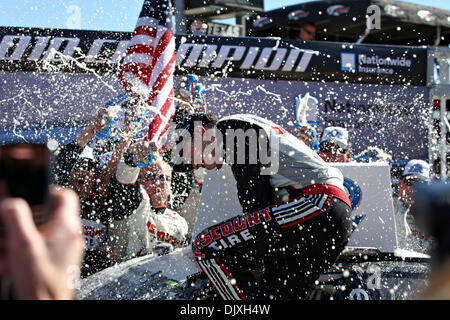 6 novembre 2010 - Fort Worth, Texas, États-Unis d'Amérique - Brad Keselowski (# 22) équipe célèbre après avoir remporté le championnat points Nationwide de NASCAR au Texas Motor Speedway. Carl Edwards (# 60) remporte le O'Reilly Auto Parts Challenge. (Crédit Image : © Andrew Dieb/global/ZUMApress.com) Southcreek Banque D'Images