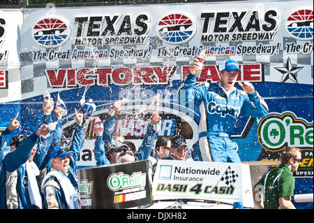 6 novembre 2010 - Fort Worth, Texas, États-Unis d'Amérique - pilote de la série Nationwide Carl Edwards (60) célèbre remporter la série NASCAR Nationwide O'Reilly Auto Parts Défi tenu au Texas Motor Speedway à Fort Worth au Texas. (Crédit Image : © Jerome Miron/ZUMApress.com) Southcreek/mondial Banque D'Images