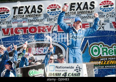 6 novembre 2010 - Fort Worth, Texas, États-Unis d'Amérique - pilote de la série Nationwide Carl Edwards (60) célèbre remporter la série NASCAR Nationwide O'Reilly Auto Parts Défi tenu au Texas Motor Speedway à Fort Worth au Texas. (Crédit Image : © Jerome Miron/ZUMApress.com) Southcreek/mondial Banque D'Images