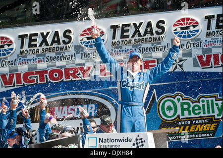 6 novembre 2010 - Fort Worth, Texas, États-Unis d'Amérique - pilote de la série Nationwide Carl Edwards (60) célèbre remporter la série NASCAR Nationwide O'Reilly Auto Parts Défi tenu au Texas Motor Speedway à Fort Worth au Texas. (Crédit Image : © Jerome Miron/ZUMApress.com) Southcreek/mondial Banque D'Images