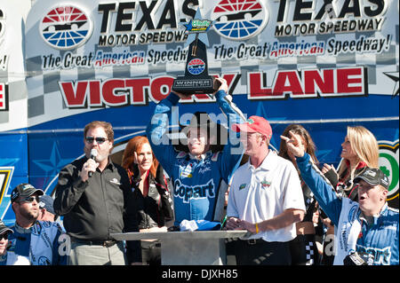 6 novembre 2010 - Fort Worth, Texas, États-Unis d'Amérique - pilote de la série Nationwide Carl Edwards (60) célèbre remporter la série NASCAR Nationwide O'Reilly Auto Parts Défi tenu au Texas Motor Speedway à Fort Worth au Texas. (Crédit Image : © Jerome Miron/ZUMApress.com) Southcreek/mondial Banque D'Images