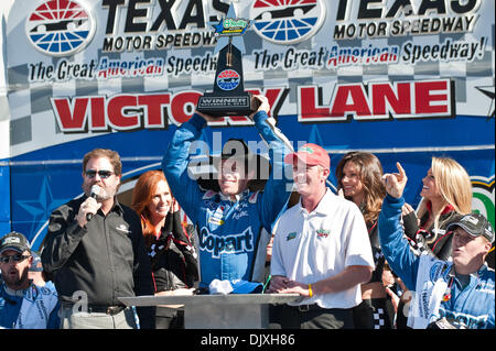 6 novembre 2010 - Fort Worth, Texas, États-Unis d'Amérique - pilote de la série Nationwide Carl Edwards (60) célèbre remporter la série NASCAR Nationwide O'Reilly Auto Parts Défi tenu au Texas Motor Speedway à Fort Worth au Texas. (Crédit Image : © Jerome Miron/ZUMApress.com) Southcreek/mondial Banque D'Images