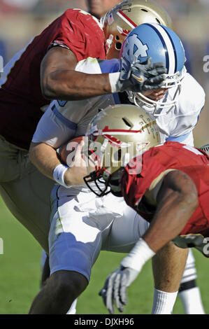 6 novembre 2010 - Tallahassee, Floride, États-Unis d'Amérique - le 6 novembre 2010 : FSU QB T. J. Yates (13) est licencié par l'AUS front line qui a enregistré un total de cinq sacs, sur la journée. Défait à l'AUS 37-35 UNC Doak Campbell Stadium à Tallahassee, Floride. (Crédit Image : © Mike Olivella/ZUMApress.com) Banque D'Images