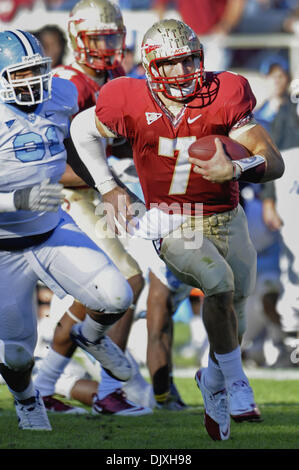 6 novembre 2010 - Tallahassee, Floride, États-Unis d'Amérique - le 6 novembre 2010 : FSU QB Christian Ponder brouille pour un gain de 14 verges pour une première vers le bas. Défait à l'AUS 37-35 UNC Doak Campbell Stadium à Tallahassee, Floride. (Crédit Image : © Mike Olivella/ZUMApress.com) Banque D'Images