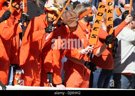 6 novembre 2010 - Stillwater, Oklahoma, United States of America - Fans lors d'action de jeu. Oklahoma State vaincu Baylor 55-28 dans le jeu à Boones Pickens Stadium. (Crédit Image : © Epicéa Derden/ZUMApress.com) Southcreek/mondial Banque D'Images