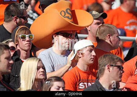 6 novembre 2010 - Stillwater, Oklahoma, United States of America - Fans lors d'action de jeu. Oklahoma State vaincu Baylor 55-28 dans le jeu à Boones Pickens Stadium. (Crédit Image : © Epicéa Derden/ZUMApress.com) Southcreek/mondial Banque D'Images