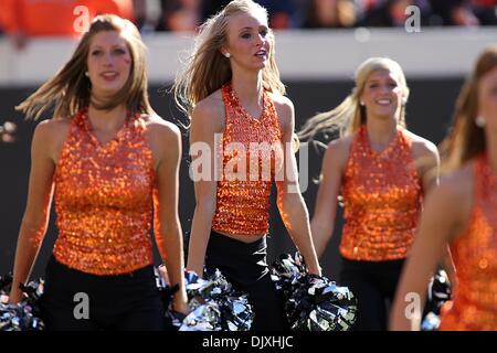 6 novembre 2010 - Stillwater, Oklahoma, United States of America - Cheerleaders lors d'action de jeu. Oklahoma State vaincu Baylor 55-28 dans le jeu à Boones Pickens Stadium. (Crédit Image : © Epicéa Derden/ZUMApress.com) Southcreek/mondial Banque D'Images