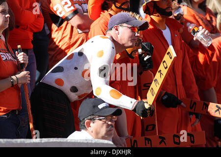 6 novembre 2010 - Stillwater, Oklahoma, United States of America - Fans lors d'action de jeu. Oklahoma State vaincu Baylor 55-28 dans le jeu à Boones Pickens Stadium. (Crédit Image : © Epicéa Derden/ZUMApress.com) Southcreek/mondial Banque D'Images