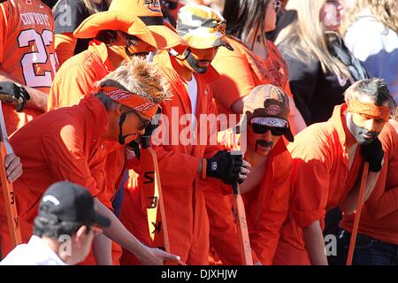 6 novembre 2010 - Stillwater, Oklahoma, United States of America - Fans lors d'action de jeu. Oklahoma State vaincu Baylor 55-28 dans le jeu à Boones Pickens Stadium. (Crédit Image : © Epicéa Derden/ZUMApress.com) Southcreek/mondial Banque D'Images