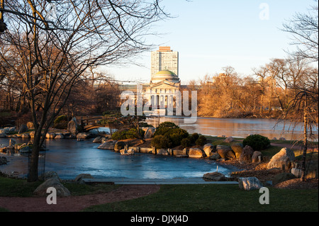 Vue sur le jardin d'Osaka à Jackson Park avec le Musée des sciences et de l'industrie dans l'arrière-plan. Banque D'Images