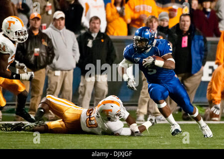 6 novembre 2010 - St Louis, Missouri, United States of America - Memphis Tigers running back Gregory Ray (3) étapes autour de Maine bénévoles défensive fin Corey Miller (80) au cours de la NCAA match de saison régulière entre l'Université du Tennessee des bénévoles à l'Université de Memphis Tigers au Liberty Bowl Memorial Stadium. Les bénévoles à l'encontre de l'Tigers 50 - 14 au final. (Crédit I Banque D'Images