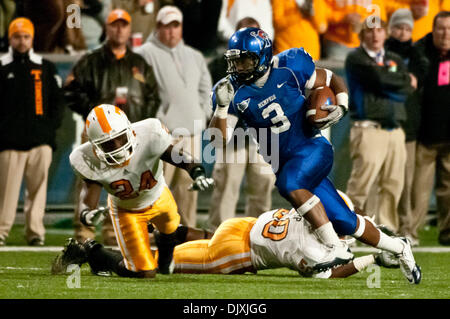 6 novembre 2010 - St Louis, Missouri, United States of America - Memphis Tigers running back Gregory Ray (3) se déplace autour de Maine bénévoles défensive fin Corey Miller (80) Tennessee évoluait bénévoles Eric Gordon (24) au cours de la NCAA match de saison régulière entre l'Université du Tennessee des bénévoles à l'Université de Memphis Tigers au Liberty Bowl Memorial Stadium. Bénévoles d Banque D'Images