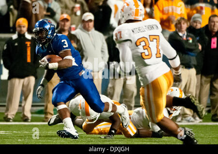 6 novembre 2010 - St Louis, Missouri, United States of America - Memphis Tigers running back Gregory Ray (3) se déplace autour de Maine bénévoles défensive fin Corey Miller (80) Tennessee évoluait bénévoles Eric Gordon (24) au cours de la NCAA match de saison régulière entre l'Université du Tennessee des bénévoles à l'Université de Memphis Tigers au Liberty Bowl Memorial Stadium. Bénévoles d Banque D'Images